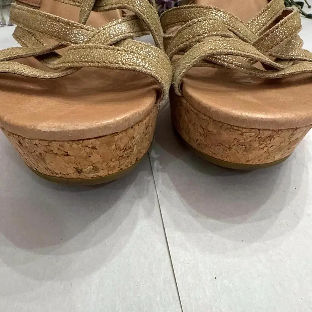 UGG Womens Sz 8.5 Lillie Gold Suede Metallic Wedge Sandal Boho Cottageco… - Picture 6 of 12